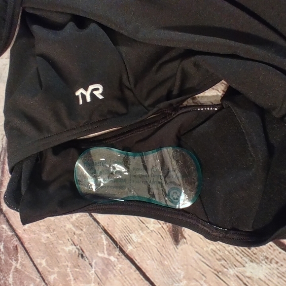 TYR Durafast Black Swimsuit One Piece Scoop Neck Center Lift Size 20 NWT - Picture 10 of 12